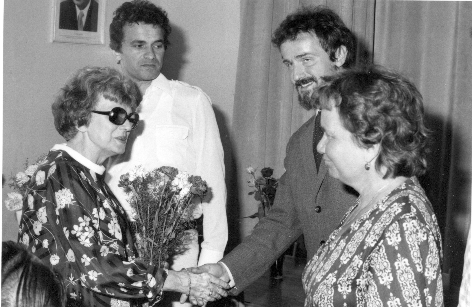 Odchod zastupující ředitelky SÚPPOP Dr. Svobodové do penze, 1983, loučí se zleva: Dr. Kučera, Dr. Štulc, Dr. Maršáková. Foto archiv Bohumila Kučery