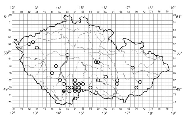 Obr. 1: Historické rozšíření potápníka širokého (Dytiscus latissimus) se střediskem výskytu v rybníkářských oblastech (Třeboňsko a Českobudějovicko). Poslední nález je z roku 1957. Údaj z roku 1982 je nevěrohodný – došlo zřejmě k záměně s jiným druhem (na mapě vyznačen otazníkem). Převzato z Hájek (2004)