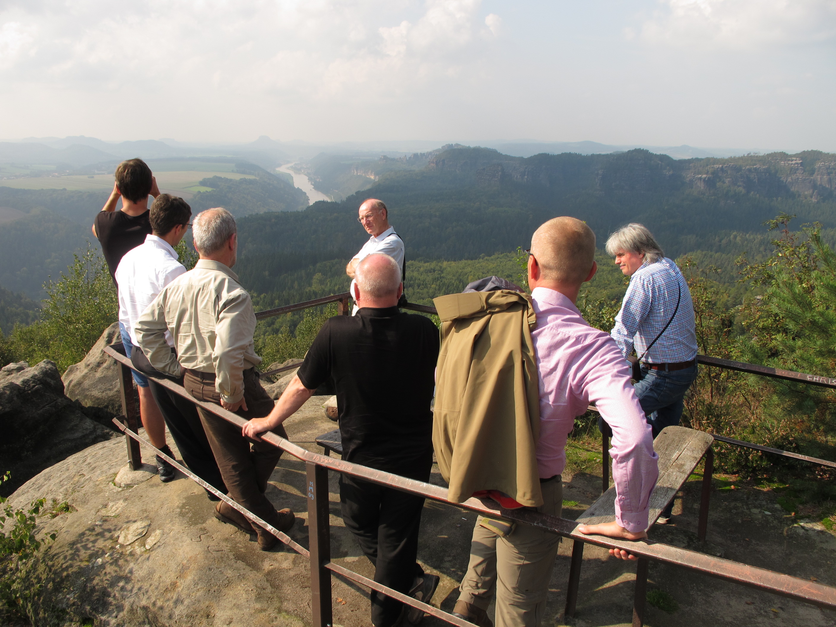 Návštěva vyhlídky Kipphorn v Saském Švýcarsku (Paul Williams uprostřed). Foto Tomáš Salov
