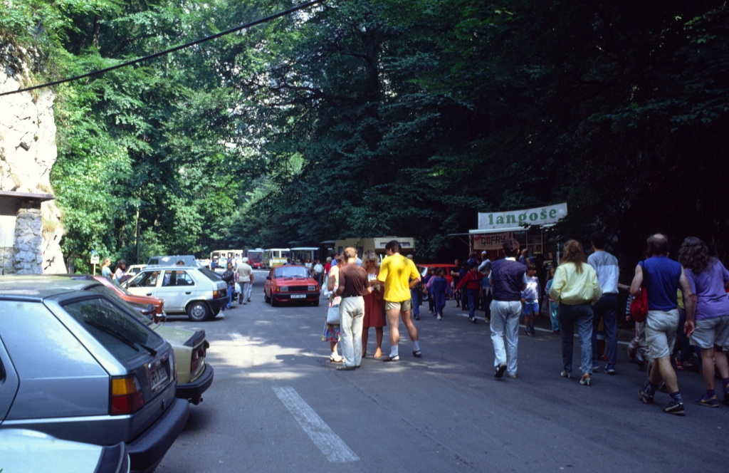 Obr. 5: Parkoviště u Punkevních jeskyní před rokem 1993. Foto: Leoš Štefka
