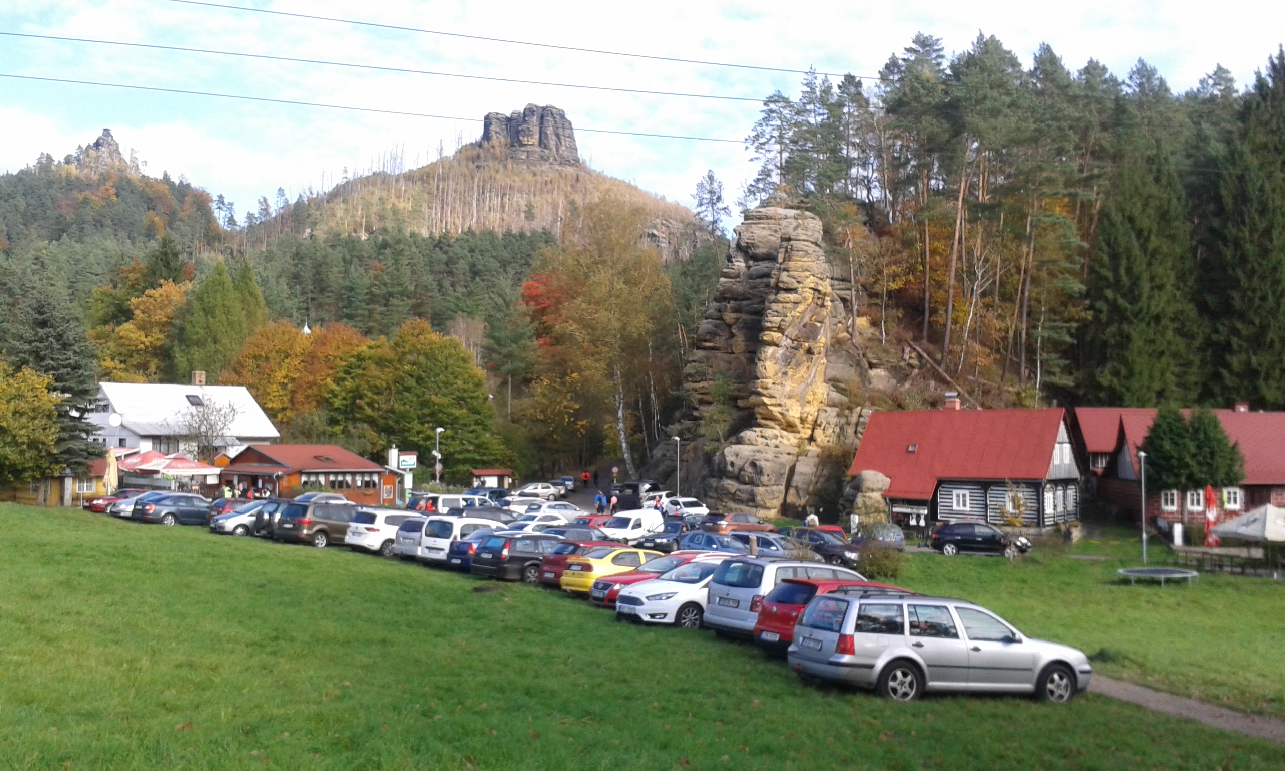 Nápor návštěvníků neslábne v NP České Švýcarsko ani na podzim (Jetřichovice). Foto Richard Nagel