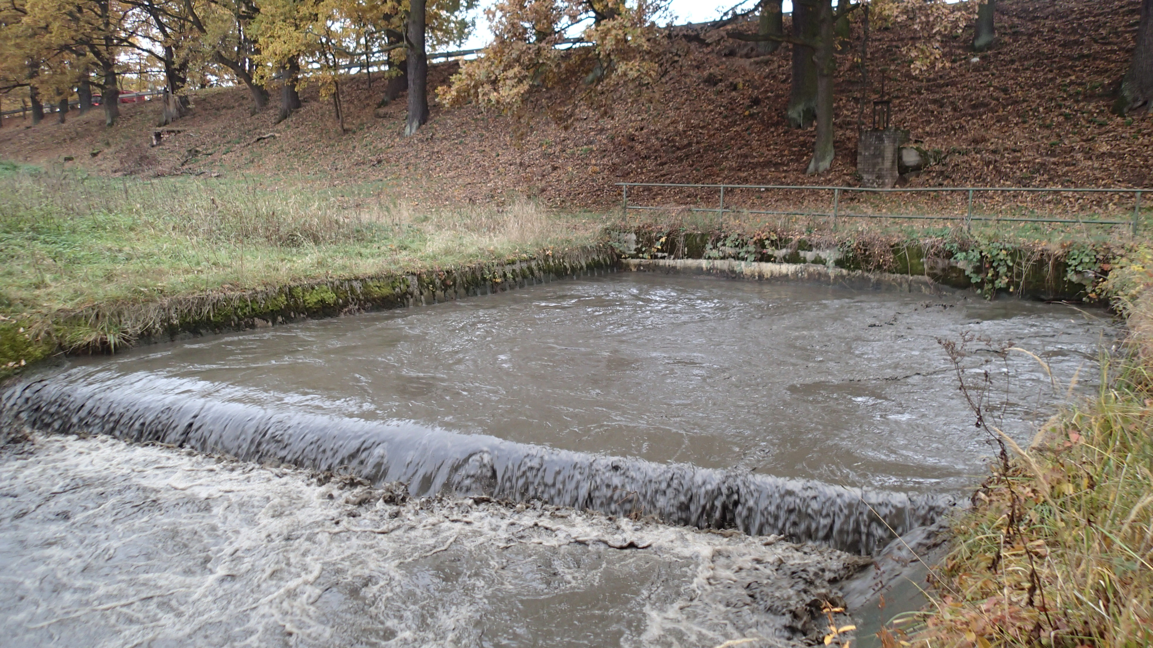 Kvalita odtékající vody se v průběhu výlovu rybníků dramaticky zhorší. Foto Jan Potužák