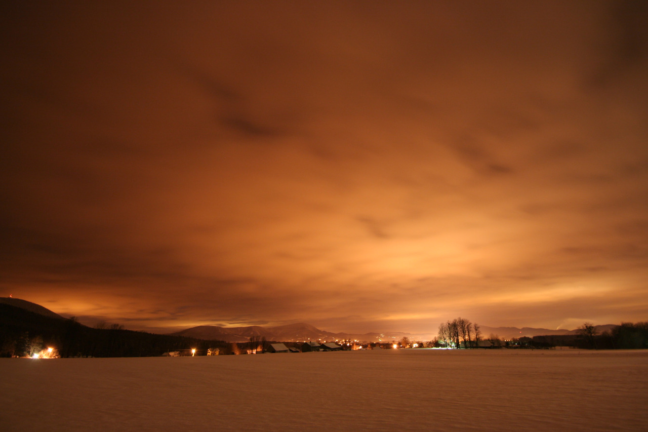 Je tohle ještě noc? Umělé světlo odrážející se od oblačnosti a sněhové pokrývky zcela změnilo podobu noční krajiny. Beskydy. Foto: Jan Kondziolka