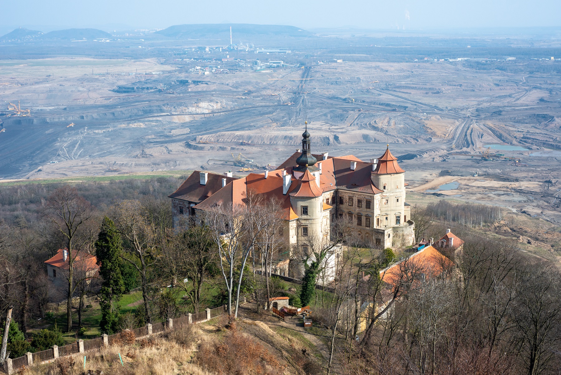 Krušnohorský zámek Jezeří nad povrchovým uhelným dolem ČSA. Foto Tomáš Jůnek