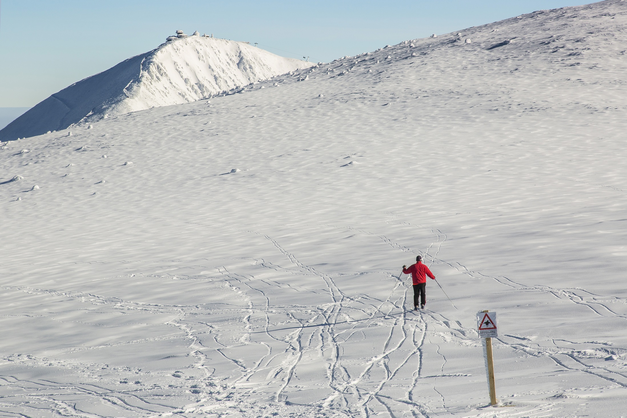 Jedna vyjetá stopa lyžařem v klidovém území znamená "pozvánku" i pro ostatní. Foto Kamila Antošová, archiv Správy KRNAP