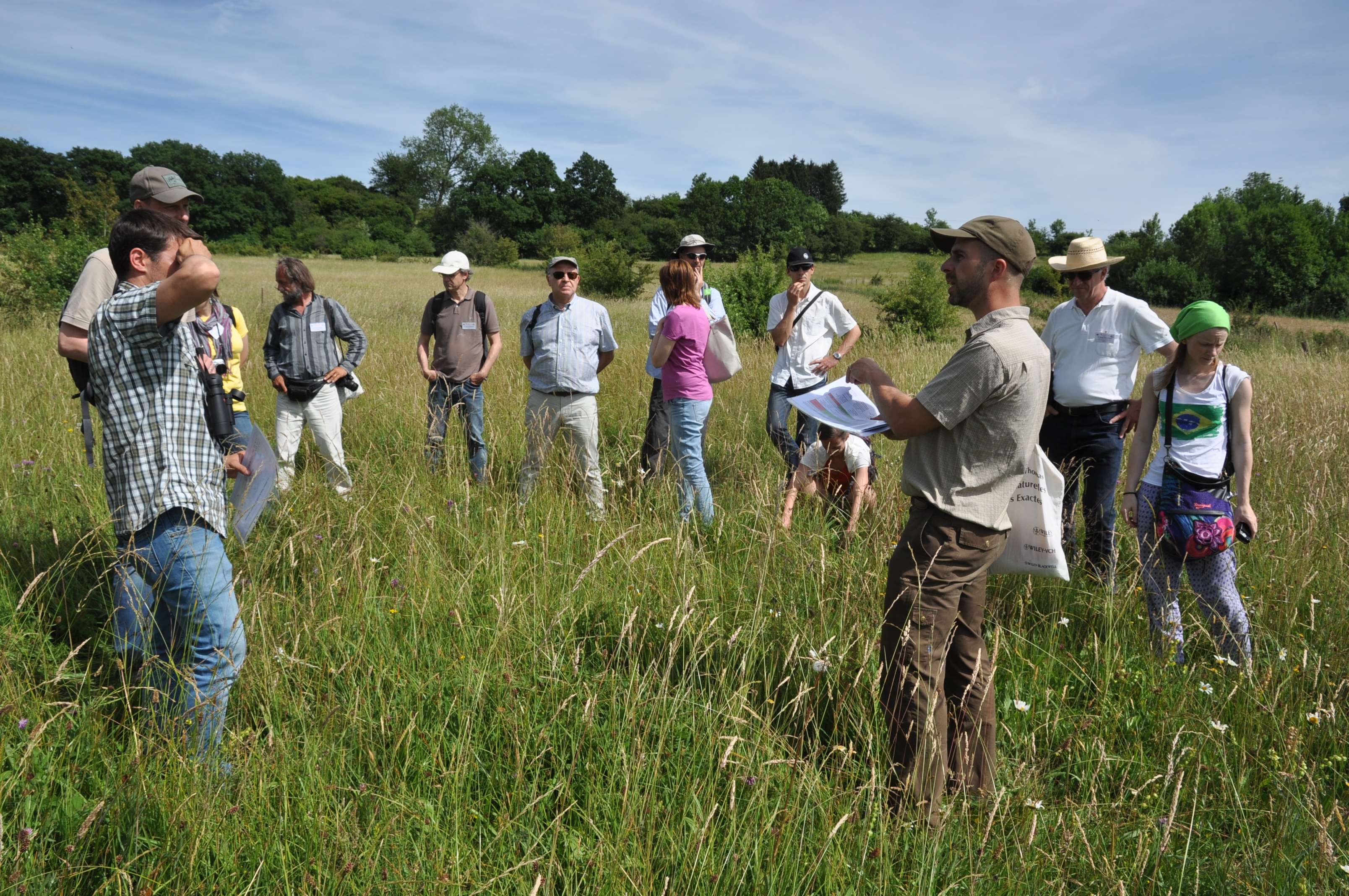 Účastníci semináře diskutují vhodný management lučních společenstev v rámci terénní exkurze na jedné z lokalit Natura 2000 v Belgii. Foto Stanislav Březina