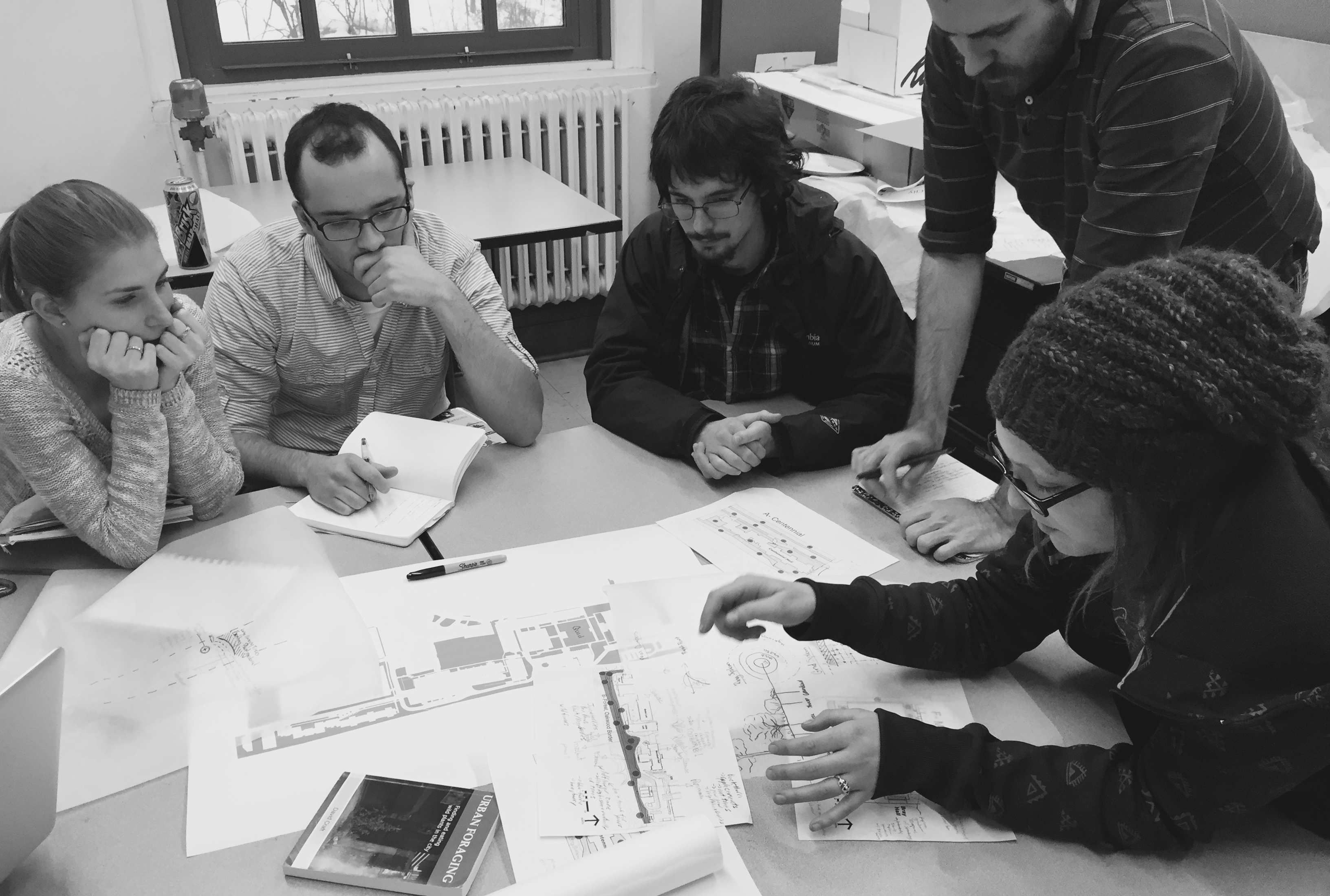 Ukázka transdisciplinárního přístupu v praxi. Američtí studenti krajinářské architektury pracují na ateliérovém projektu “jedlého kampusu” společně se studenty restaurační ekologie. Foto Jan Richtr