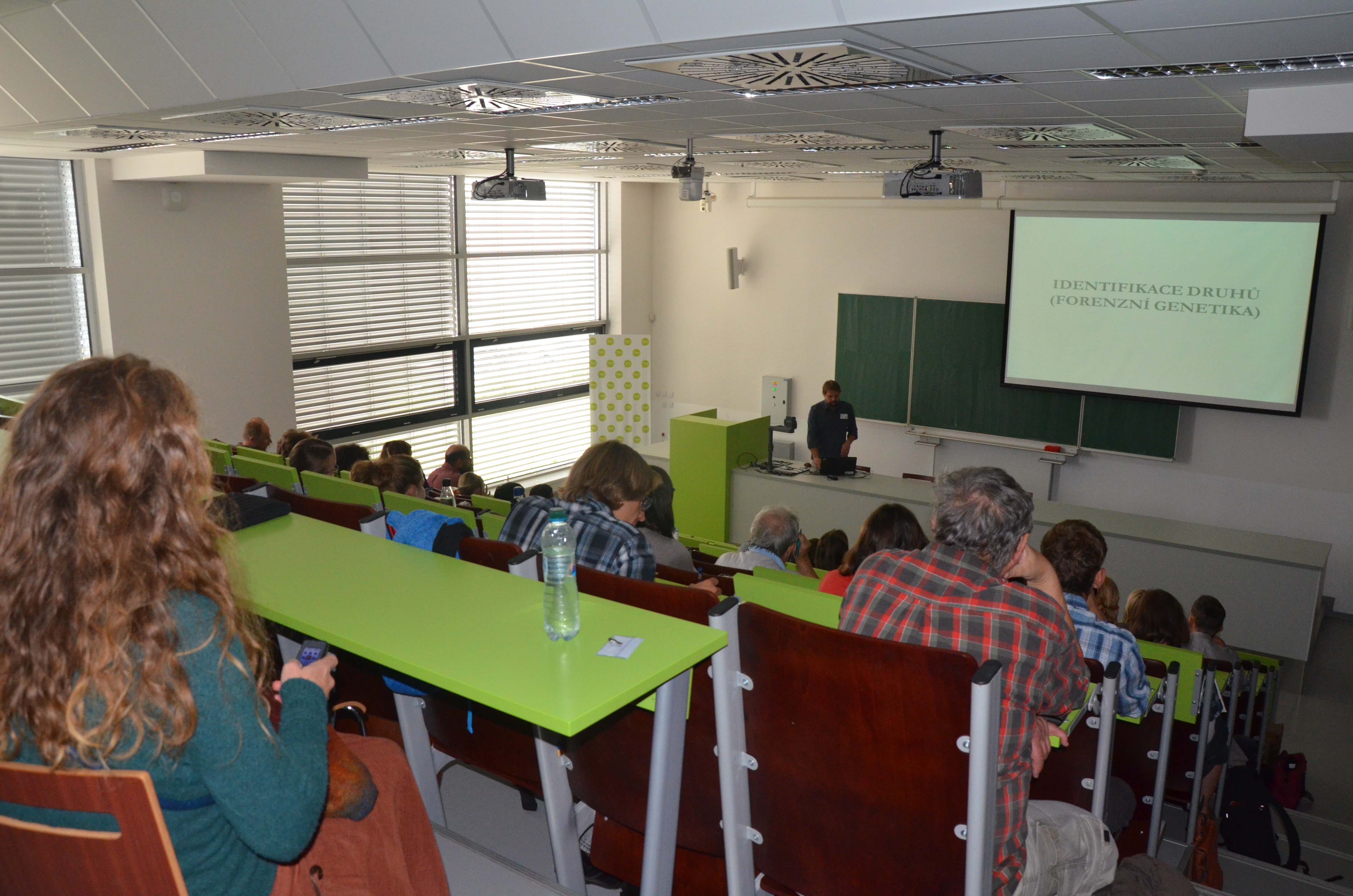 Josef Bryja přednáší o možnostech využití molekulární genetiky v ochranářské praxi.  Foto Simona Poláková