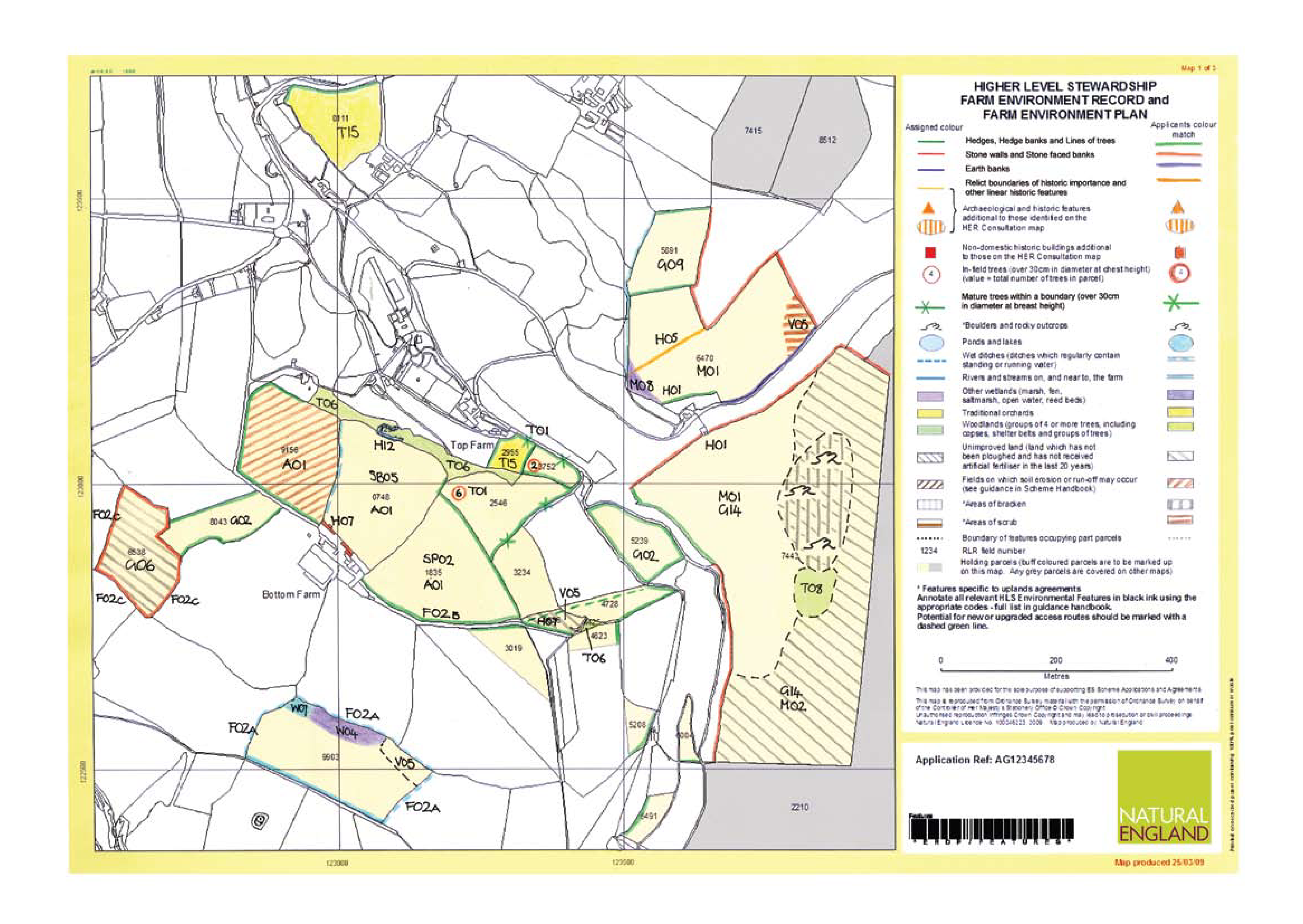 Mapa k faremnímu plánu v rámci anglické vyšší úrovně agro-envi. Obsahuje prvky plošné (zemědělské pozemky), liniové (živé ploty, příkopy aj.) i bodové (solitérní stromy). Ručně vepsané kódy označují zvolené managementové tituly.