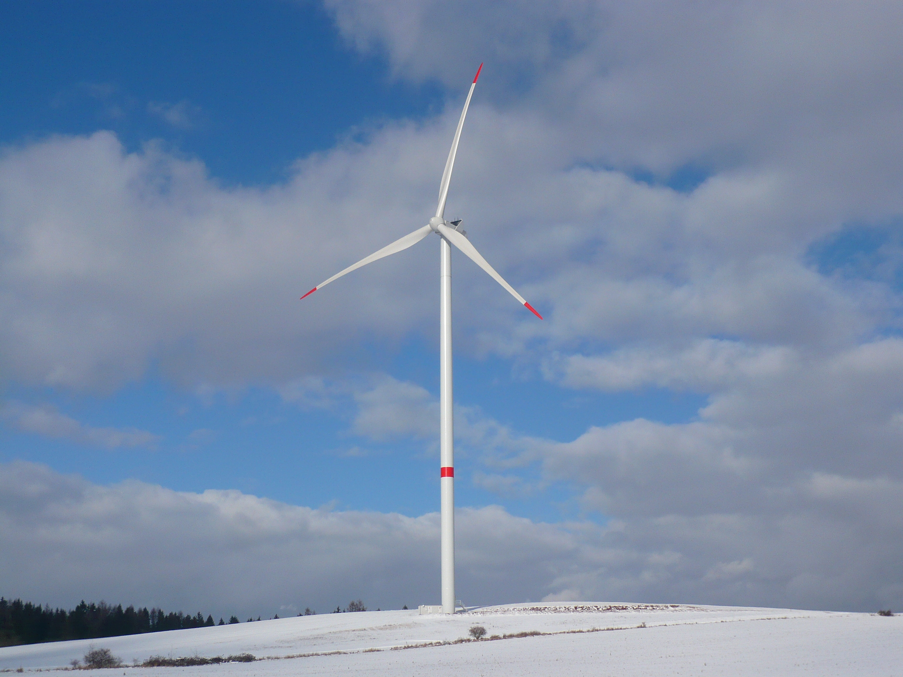 Větrné elektrárny pokrývají 16 % spotřeby elektřiny v EU. V Česku ale pouze 1 %. Přitom větrný potenciál máme podobně dobrý jako sousední Rakousko nebo jižní Německo. Zdroj Česká společnost pro větrnou energii