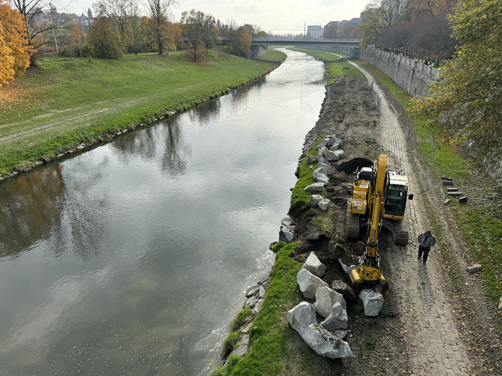 Nezdařená intravilánová revitalizace dříve štěrkonosné karpatské řeky Ostravice v Ostravě. Foto Jan Hradecký