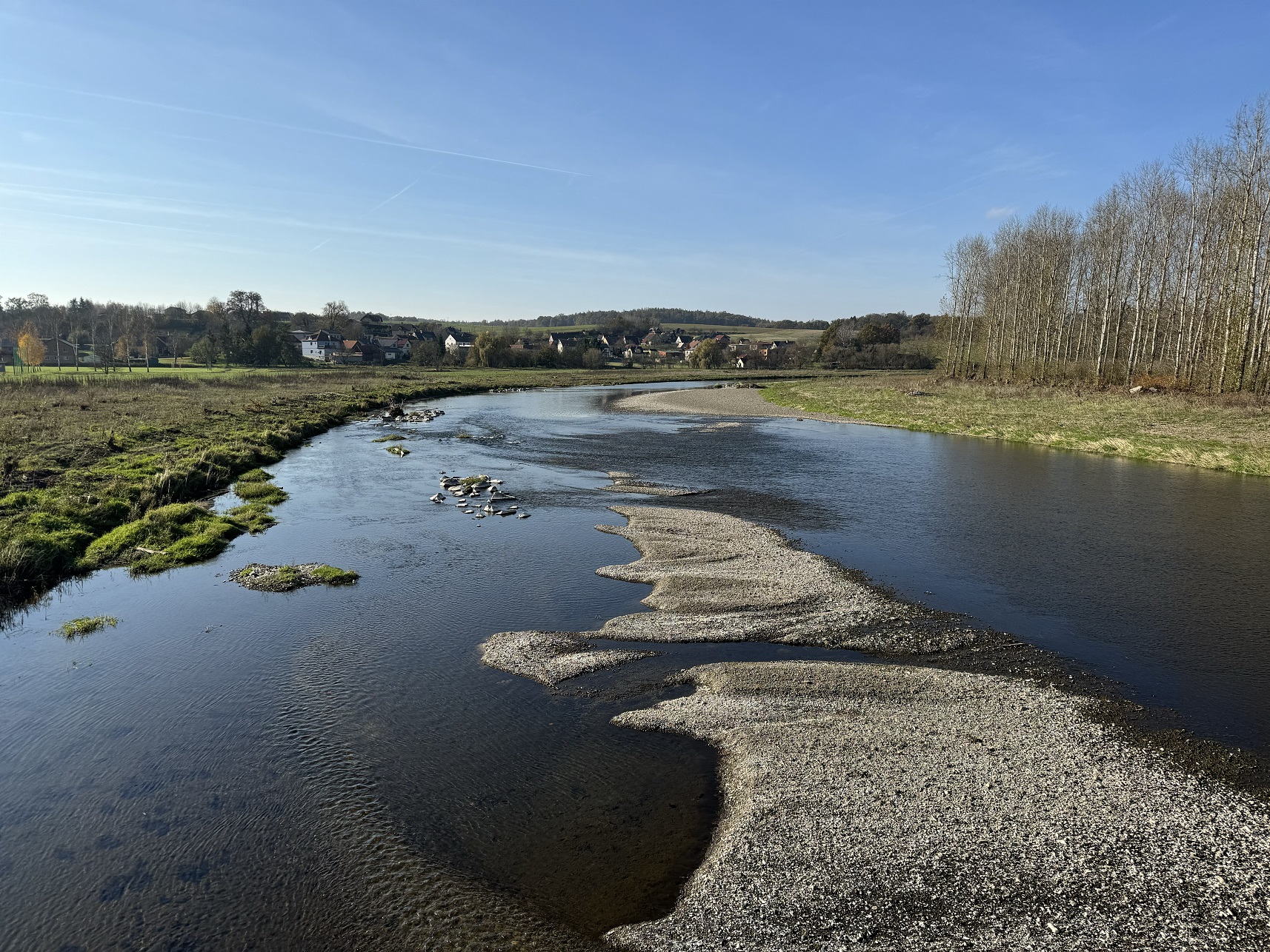 Revitalizovaný úsek původně technicky upraveného koryta Bečvy (Ústí, Olomoucko). Foto Jan Hradecký