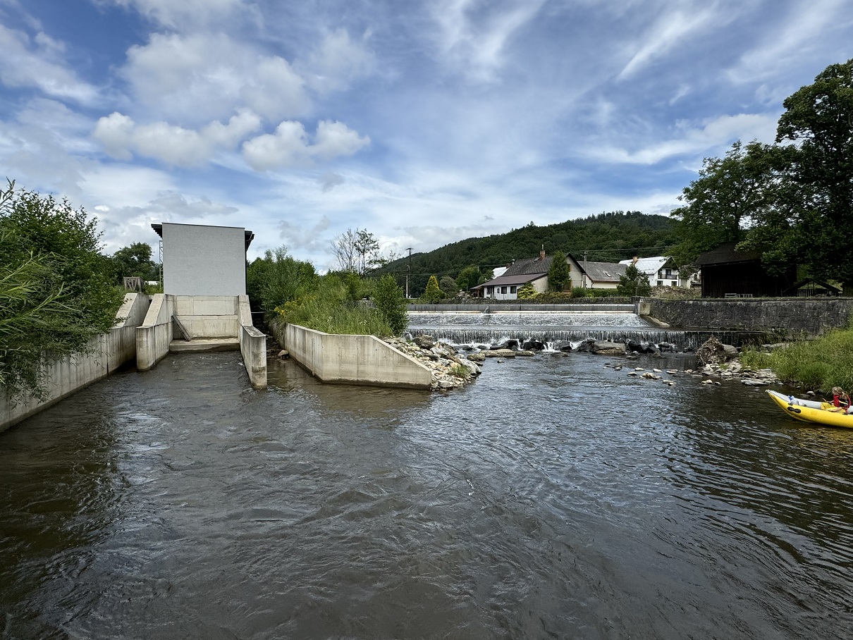 Ukázka velmi nevhodné rekonstrukce jezu s výstavbou MVE – nefunkční pro migraci i pro vodáky (Bohdíkov, řeka Morava). Foto Jan Hradecký