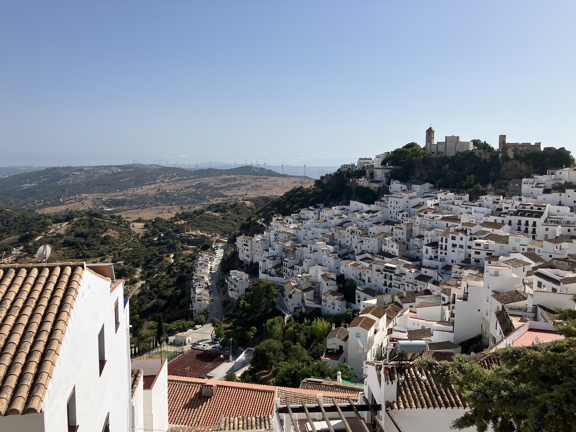 Pohled na pás větrných elektráren z památkově chráněné ("bílé") vesnice Casares ve španělské Andalusii. Foto Martin Abel